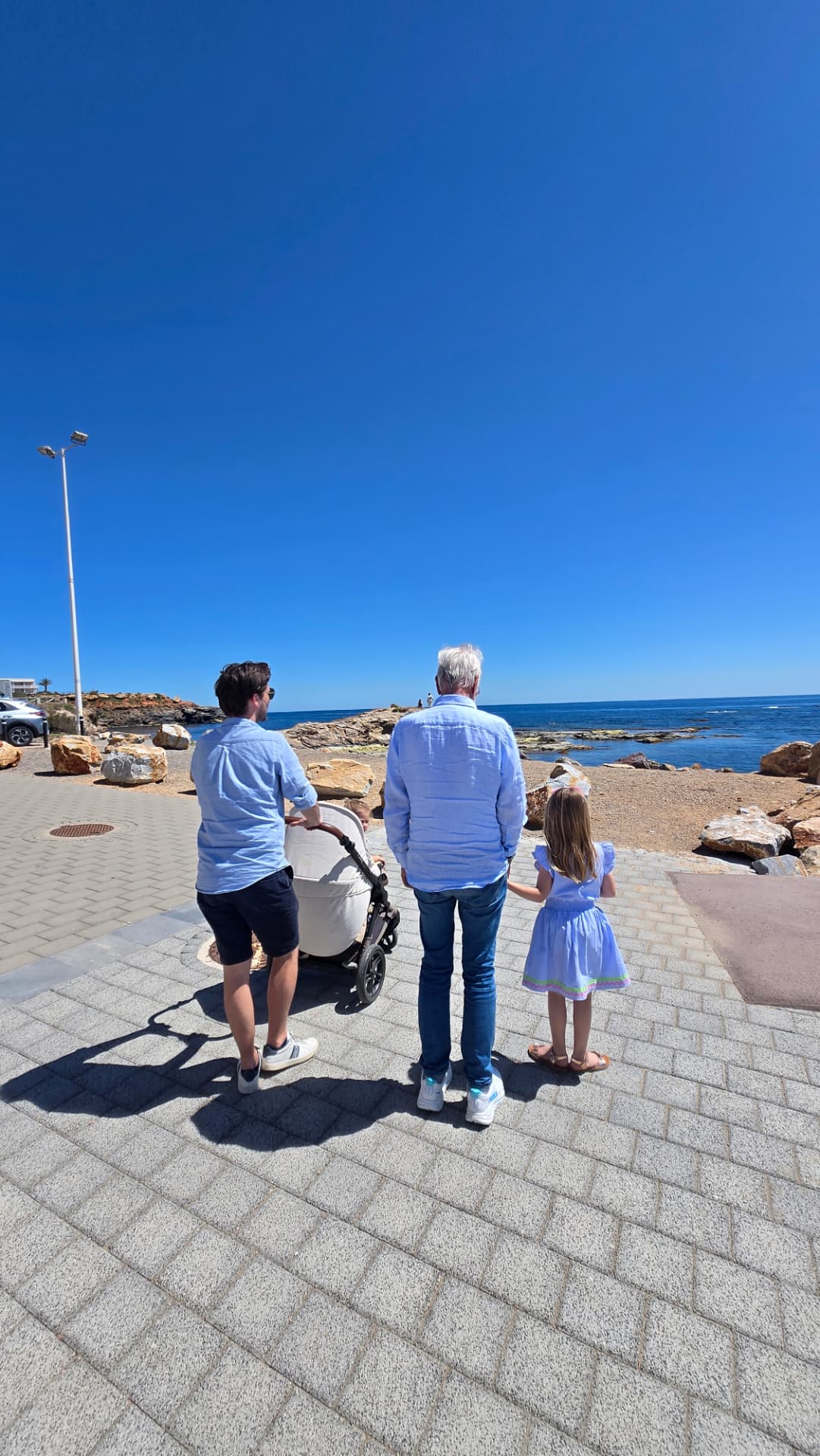 Gezin met kinderen op wandeling langs de Spaanse kust